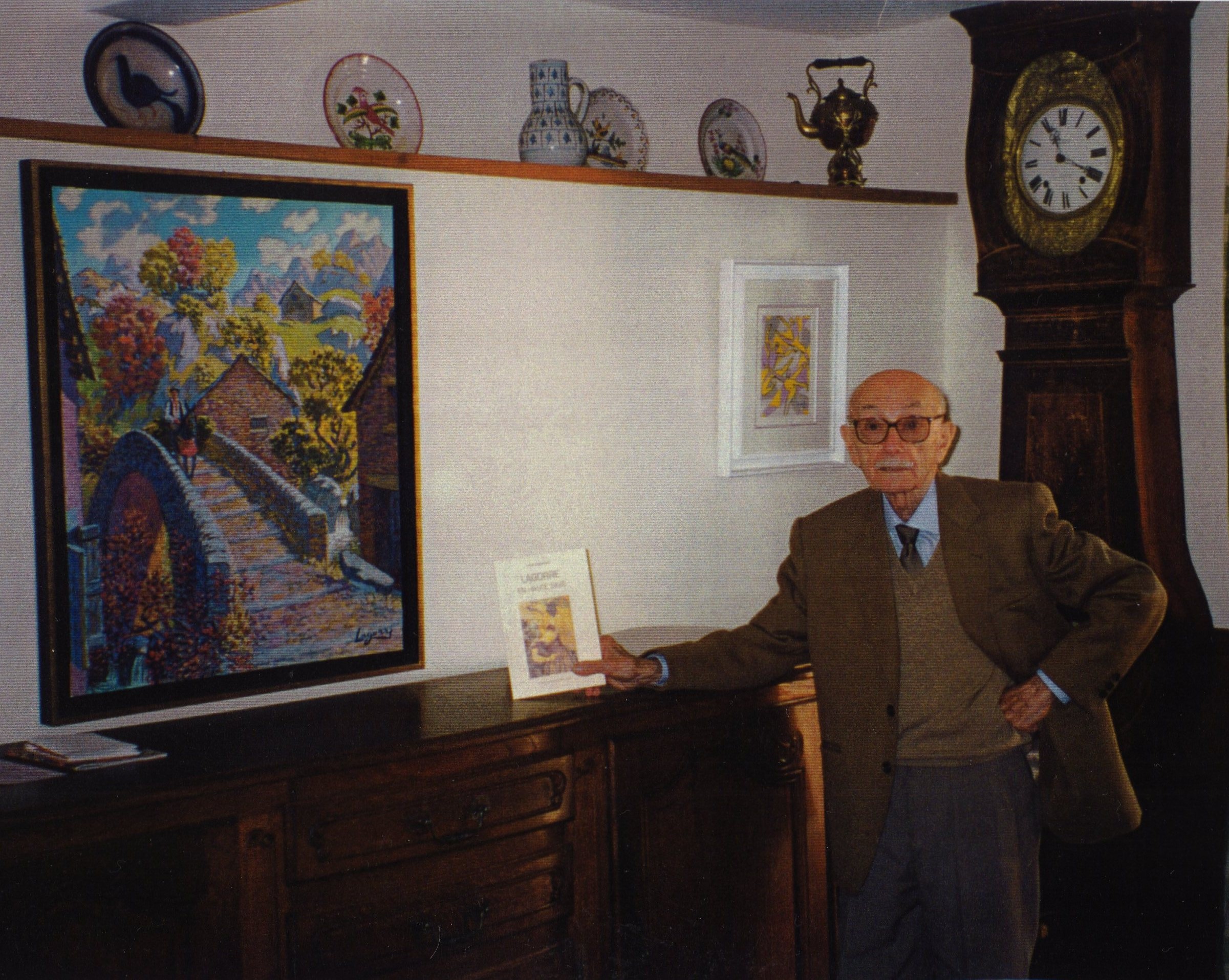 Photo René avec le livre de Louis Carsalade